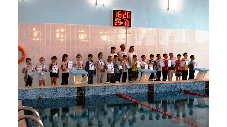 Первые старты юных пловцов на соревнованиях «Умею плавать»